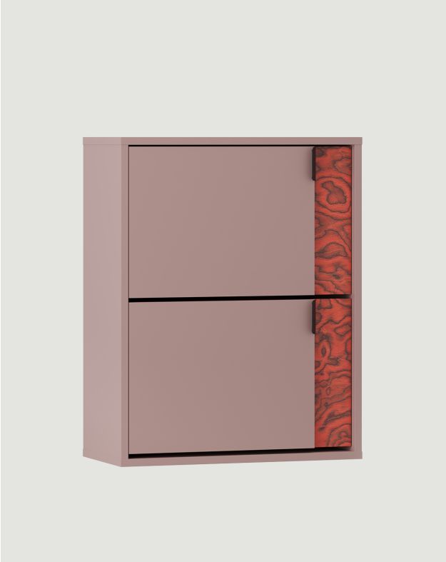Szafka na buty klapowa wisząca LAYERS LAY37
Kolor: Antyczna Róża
Kolor drugiej warstwy frontu: Sottsass Czerwony Fornir
Uchwyt: Uchwyt LAYERS 110 Czarny Onyx